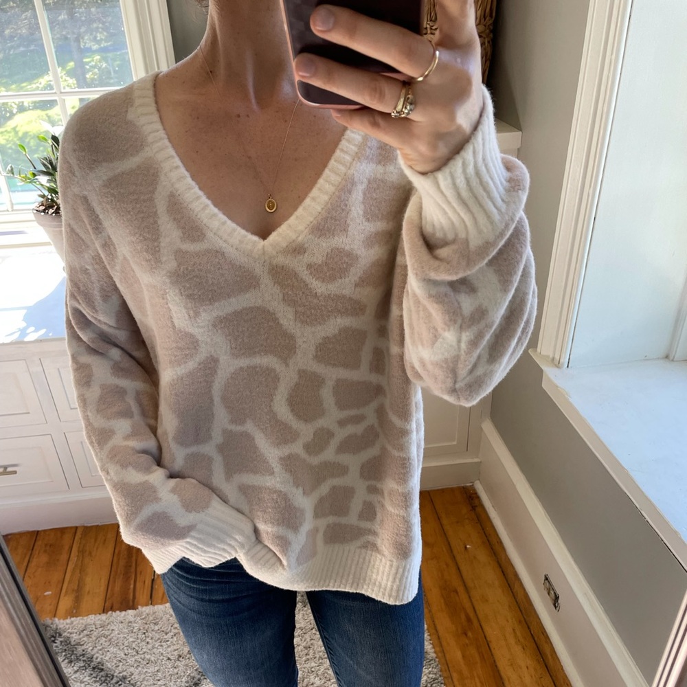 Loft v-neck animal print sweater. - Picture 3 of 15
